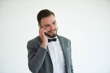 Ayakta ve bir akıllı telefon kullanan adam. Erkekler bir akıllı telefon kullanıyor. Ve yeşil bir ekran olarak telefon göster.