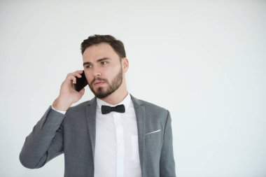 Ayakta ve bir akıllı telefon kullanan adam. Erkekler bir akıllı telefon kullanıyor. Ve yeşil bir ekran olarak telefon göster.