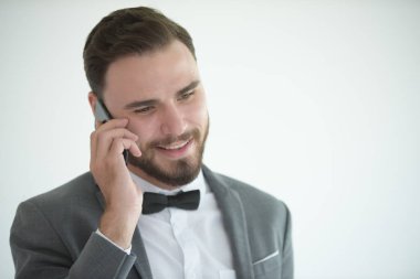 Ayakta ve bir akıllı telefon kullanan adam. Erkekler bir akıllı telefon kullanıyor. Ve yeşil bir ekran olarak telefon göster.