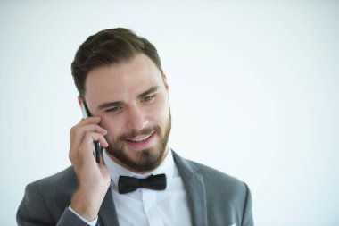Ayakta ve bir akıllı telefon kullanan adam. Erkekler bir akıllı telefon kullanıyor. Ve yeşil bir ekran olarak telefon göster.