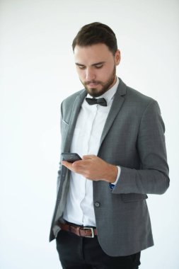 Ayakta ve bir akıllı telefon kullanan adam. Erkekler bir akıllı telefon kullanıyor. Ve yeşil bir ekran olarak telefon göster.