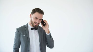 Ayakta ve bir akıllı telefon kullanan adam. Erkekler bir akıllı telefon kullanıyor. Ve yeşil bir ekran olarak telefon göster.
