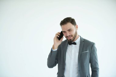 Erkekler bir akıllı telefon kullanıyor. Ve yeşil bir ekran olarak telefon göster.