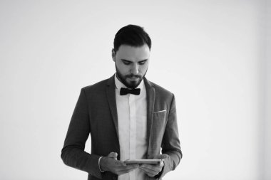 Ayakta ve bir akıllı telefon kullanan adam. Erkekler bir akıllı telefon kullanıyor. Ve yeşil bir ekran olarak telefon göster.