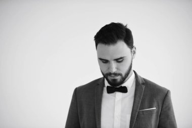 Ayakta ve bir akıllı telefon kullanan adam. Erkekler bir akıllı telefon kullanıyor. Ve yeşil bir ekran olarak telefon göster.