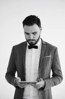 Ayakta ve bir akıllı telefon kullanan adam. Erkekler bir akıllı telefon kullanıyor. Ve yeşil bir ekran olarak telefon göster.