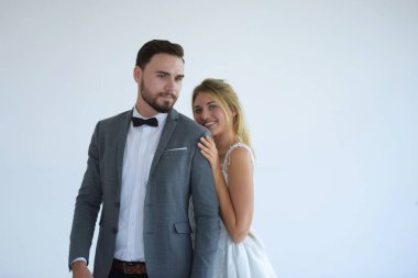 Evlenen çiftler stüdyoda evlenmeye çalıştıklarında mutlu olurlar..