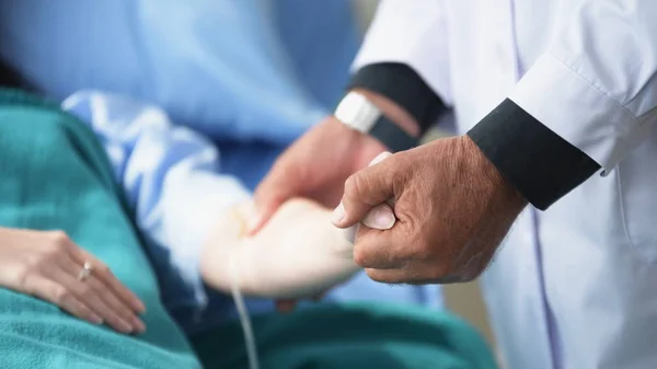 Médico Está Segurando Mão Paciente Quarto Hospital — Fotografia de Stock