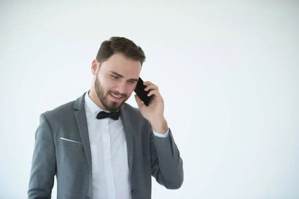 Uomo Piedi Utilizzando Telefono Intelligente Men Stanno Utilizzando Uno Smartphone — Foto Stock