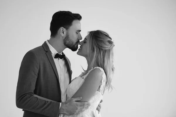 Casamento Feliz Casal Posando Estúdio — Fotografia de Stock