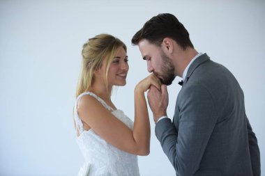Evlenen çiftler stüdyoda evlenmeye çalıştıklarında mutlu olurlar..