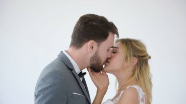 Evlenen çiftler stüdyoda evlenmeye çalıştıklarında mutlu olurlar..