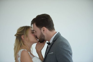 Evlenen çiftler stüdyoda evlenmeye çalıştıklarında mutlu olurlar..