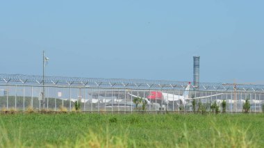 turist varış Suvarnabhumi Uluslararası Havaalanı, bankak Tayland, otel üzerinde 22 Kasım 2018 binmeden önce çeşitli taşıyıcılar bir göz atın.