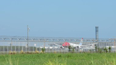 Suvarnabhumi Uluslararası Havaalanı, Tayland, at varış turist otel 9 Ekim 2018 binmeden önce çeşitli taşıyıcılar bir göz atın.