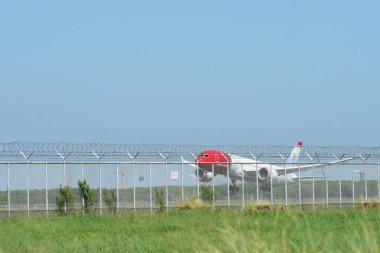 turist varış Suvarnabhumi Uluslararası Havaalanı, bankak Tayland, otel üzerinde 22 Kasım 2018 binmeden önce çeşitli taşıyıcılar bir göz atın.