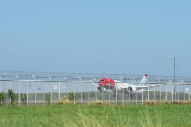 Suvarnabhumi Uluslararası Havaalanı, Tayland, at varış turist otel 9 Ekim 2018 binmeden önce çeşitli taşıyıcılar bir göz atın.