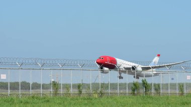 turist varış Suvarnabhumi Uluslararası Havaalanı, bankak Tayland, otelde 22 Kasım 2018.The uçağa binmeden kadar pist üzerinden uçuyor önce çeşitli taşıyıcılar bir göz atın 