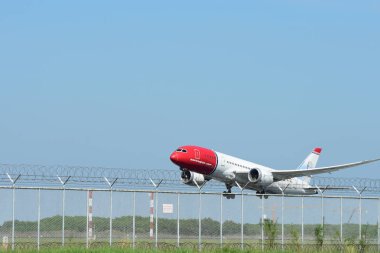 turist varış Suvarnabhumi Uluslararası Havaalanı, bankak Tayland, otel üzerinde 22 Kasım 2018 binmeden önce çeşitli taşıyıcılar bir göz atın.