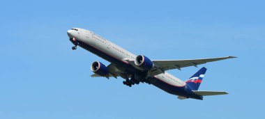 turist varış Suvarnabhumi Uluslararası Havaalanı, bankak Tayland, otel üzerinde 22 Kasım 2018 binmeden önce çeşitli taşıyıcılar bir göz atın.