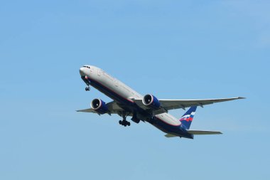 turist varış Suvarnabhumi Uluslararası Havaalanı, bankak Tayland, otel üzerinde 22 Kasım 2018 binmeden önce çeşitli taşıyıcılar bir göz atın.