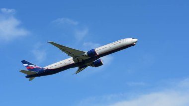 turist varış Suvarnabhumi Uluslararası Havaalanı, bankak Tayland, otelde 22 Kasım 2018.The uçağa binmeden kadar pist üzerinden uçuyor önce çeşitli taşıyıcılar bir göz atın 