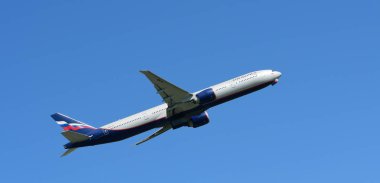 turist varış Suvarnabhumi Uluslararası Havaalanı, bankak Tayland, otelde 22 Kasım 2018.The uçağa binmeden kadar pist üzerinden uçuyor önce çeşitli taşıyıcılar bir göz atın 