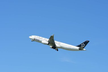 turist varış Suvarnabhumi Uluslararası Havaalanı, bankak Tayland, otelde 22 Kasım 2018.The uçağa binmeden kadar pist üzerinden uçuyor önce çeşitli taşıyıcılar bir göz atın 