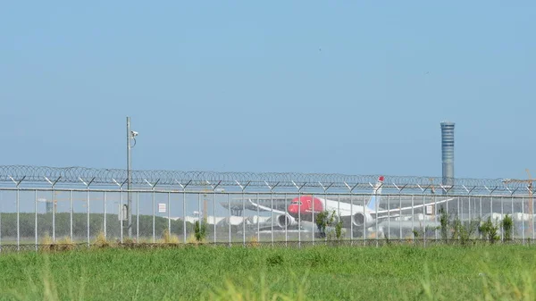 Turista Llegada Aeropuerto Internacional Suvarnabhumi Tailandia Echar Vistazo Varias Compañías — Foto de Stock