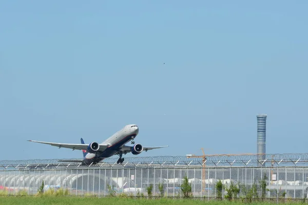 Turista Llegada Aeropuerto Internacional Suvarnabhumi Bankak Tailandia Echar Vistazo Varios — Foto de Stock