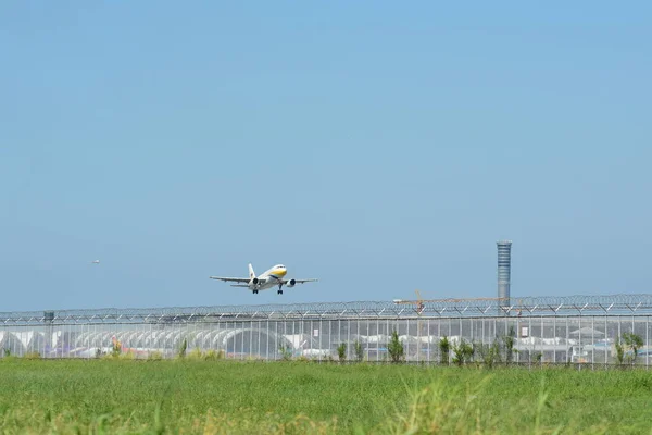 Turista Llegada Aeropuerto Internacional Suvarnabhumi Bankak Tailandia Echar Vistazo Varios — Foto de Stock