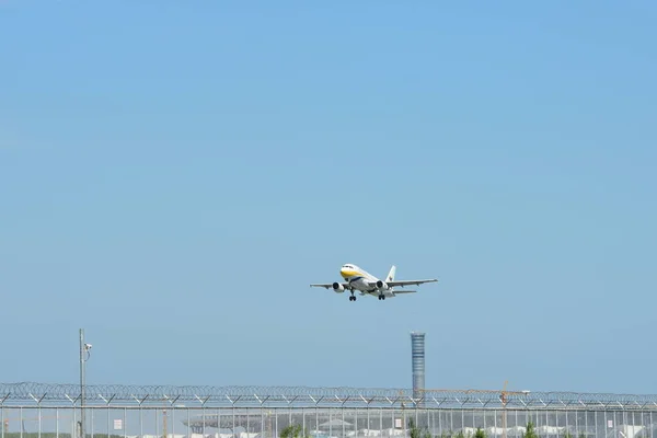 Tourist Arrive Suvarnabhumi International Airport Thailand Take Look Various Carriers — Stock Photo, Image