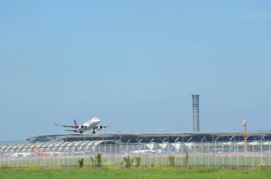 turist varış Suvarnabhumi Uluslararası Havaalanı, bankak Tayland, çeşitli taşıyıcılar pistlerden birinden otel 22 Kasım 2018.The uçakta uçuyor yatılı önce bir göz atın.