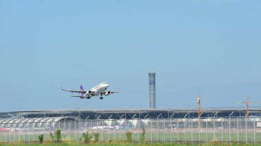 turist varış Suvarnabhumi Uluslararası Havaalanı, bankak Tayland, otelde 22 Kasım 2018.The uçağa binmeden kadar pist üzerinden uçuyor önce çeşitli taşıyıcılar bir göz atın 