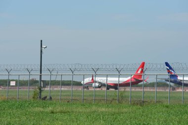 turist varış Suvarnabhumi Uluslararası Havaalanı, bankak Tayland, çeşitli taşıyıcılar pistlerden birinden otel 22 Kasım 2018.The uçakta uçuyor yatılı önce bir göz atın.