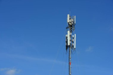 Kablosuz iletişim anteni ile parlak gökyüzü. Telekomünikasyon kule mavi gökyüzü ile antenler ile. Telekomünikasyon turuncu gökyüzü kule. Tv antenleri ve uydu anteni ile iletişim direkleri 