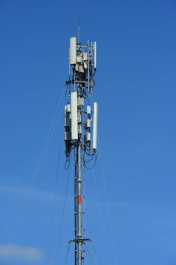 Kablosuz iletişim anteni ile parlak gökyüzü. Telekomünikasyon kule mavi gökyüzü ile antenler ile. Telekomünikasyon turuncu gökyüzü kule. Tv antenleri ve uydu anteni ile iletişim direkleri 