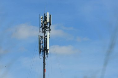 Kablosuz iletişim anteni ile parlak gökyüzü. Telekomünikasyon kule mavi gökyüzü ile antenler ile. Telekomünikasyon turuncu gökyüzü kule. Tv antenleri ve uydu anteni ile iletişim direkleri 