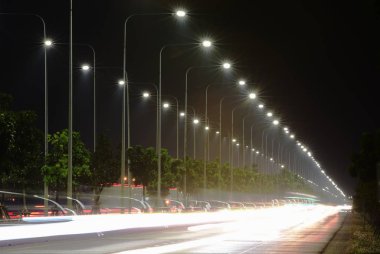 Aydınlatma ve sokak aydınlatma, araba ışıklar gece ulus için havaalanına yakın bir yolda. Arka plan görüntüsü olarak kullanın.