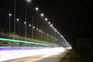 Aydınlatma ve sokak aydınlatma, araba ışıklar gece ulus için havaalanına yakın bir yolda. Arka plan görüntüsü olarak kullanın.