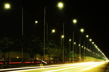 Aydınlatma ve sokak aydınlatma, araba ışıklar gece ulus için havaalanına yakın bir yolda. Arka plan görüntüsü olarak kullanın.