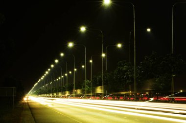 Aydınlatma ve sokak aydınlatma, araba ışıklar gece ulus için havaalanına yakın bir yolda. Arka plan görüntüsü olarak kullanın.