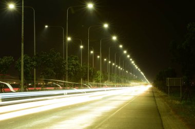 Aydınlatma ve sokak aydınlatma, araba ışıklar gece ulus için havaalanına yakın bir yolda. Arka plan görüntüsü olarak kullanın.