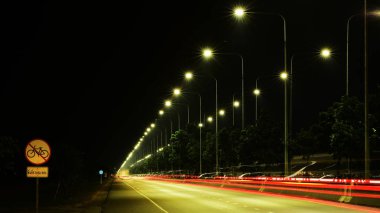Sokak aydınlatma ve araba ışıkları gece boyunca büyük şehirde.