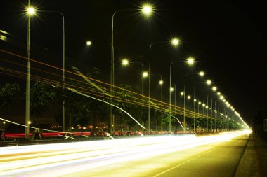 Sokak aydınlatma ve araba ışıkları gece boyunca büyük şehirde.