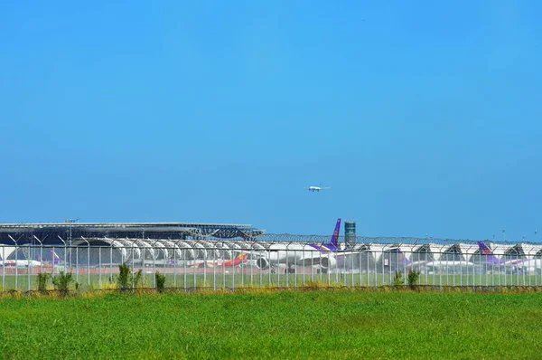 Туристичні Arrive Міжнародний Аеропорт Суварнабхумі Bankak Таїланду Погляньте Різних Носіїв — стокове фото