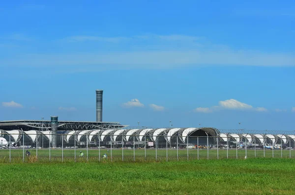Turystyczny Przyjazd Lotnisko Międzynarodowe Suvarnabhumi Bangkok Tajlandia Spójrz Różnych Przewoźników — Zdjęcie stockowe