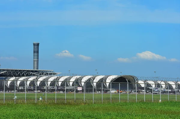 Turist Varış Suvarnabhumi Uluslararası Havaalanı Bankak Tayland Çeşitli Taşıyıcılar Pistlerden — Stok fotoğraf