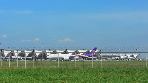Turista Llegada Aeropuerto Internacional Suvarnabhumi Bankak Tailandia Echar Vistazo Varios — Foto de Stock