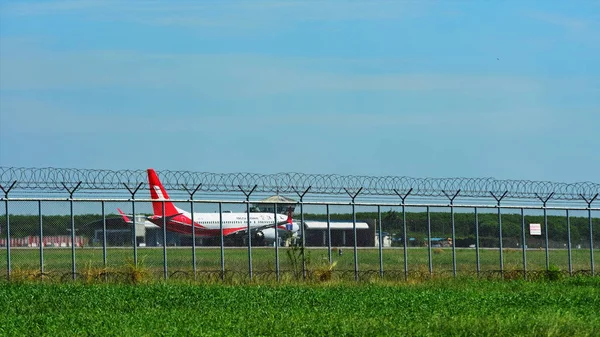 Turystyczny Przyjazd Lotnisko Międzynarodowe Suvarnabhumi Bankak Tajlandia Spójrz Różnych Przewoźników — Zdjęcie stockowe